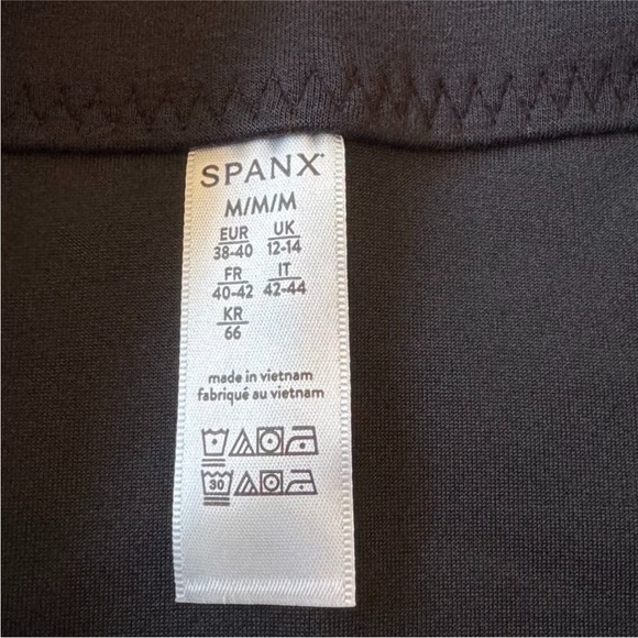 Spanx Air Essentials Spacer Skirt NWT, size medium - Picture 7 of 8